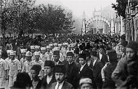29 Ekim 1924. Cumhuriyet’in ilk yıl dönümünde İstanbul’da caddeler bayramı kutlayanlarla dolu.  Ali Fethi Okyar Aile Arşivi